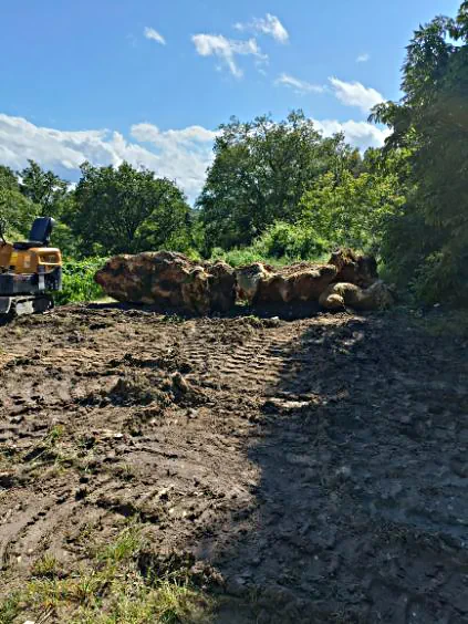 Enrochement en place et terrain portant les traces de chenilles des engins